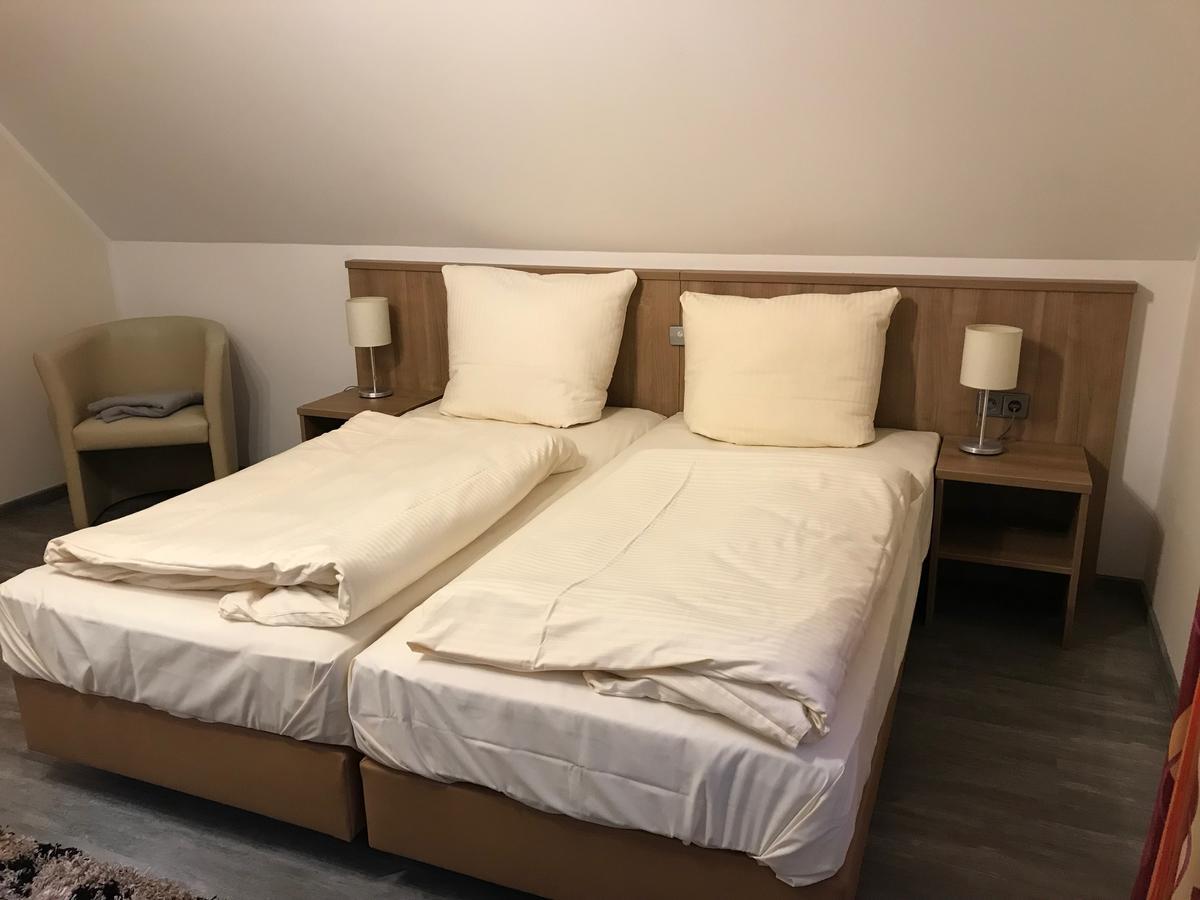 Apartment-Pension Schwalbennest Herzogenaurach Rum bild